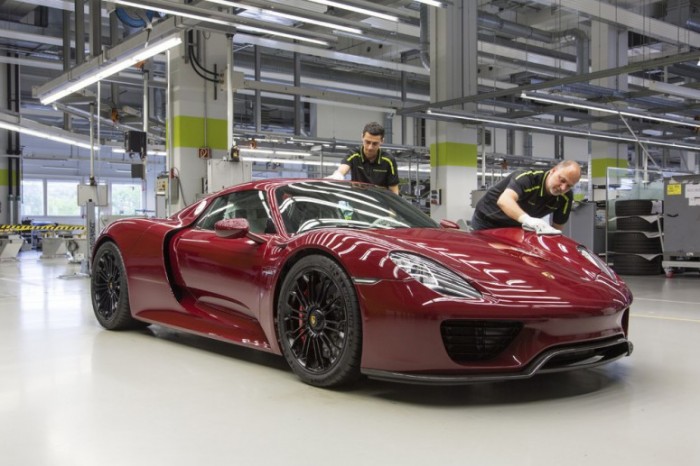 Porsche завершила сборку супергибридов за 21 месяц