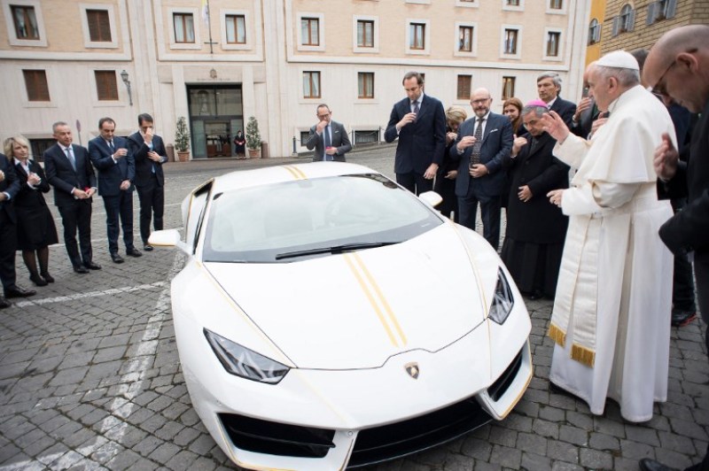 Папа Римский продал свой Lamborghini на аукционе