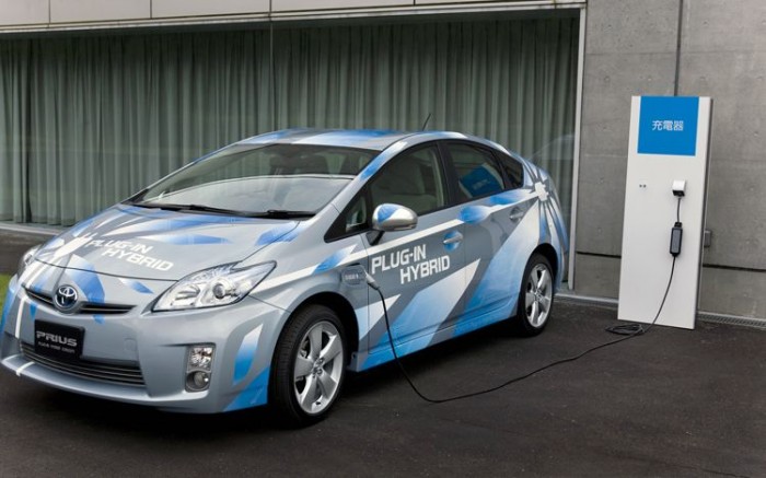 Toyota отзывает почти четверть миллиона гибридных автомобилей