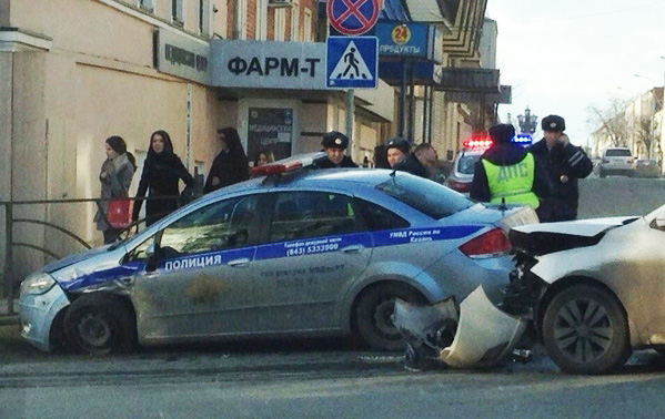 В Казани автомобилем Kia был протаранен полицейский автомобиль