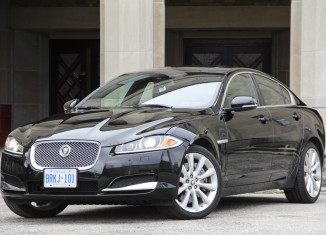 Jaguar представил ограниченную серию модели XF/седан в России
