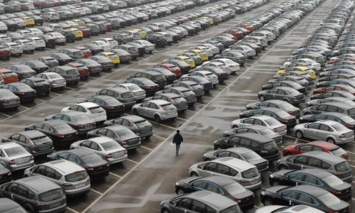 Автомобильный рынок Екатеринбурга сократился почти наполовину