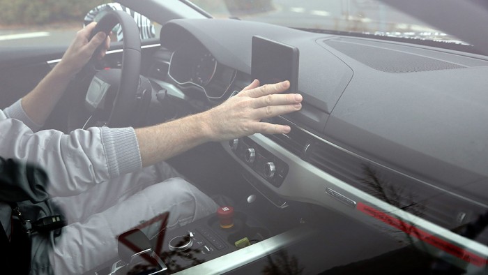 В Сеть попали шпионские снимки салона купе Audi A5 2017